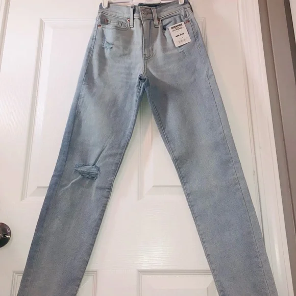 Levi’s juniors “mom jeans” (24) - Picture 3 of 8